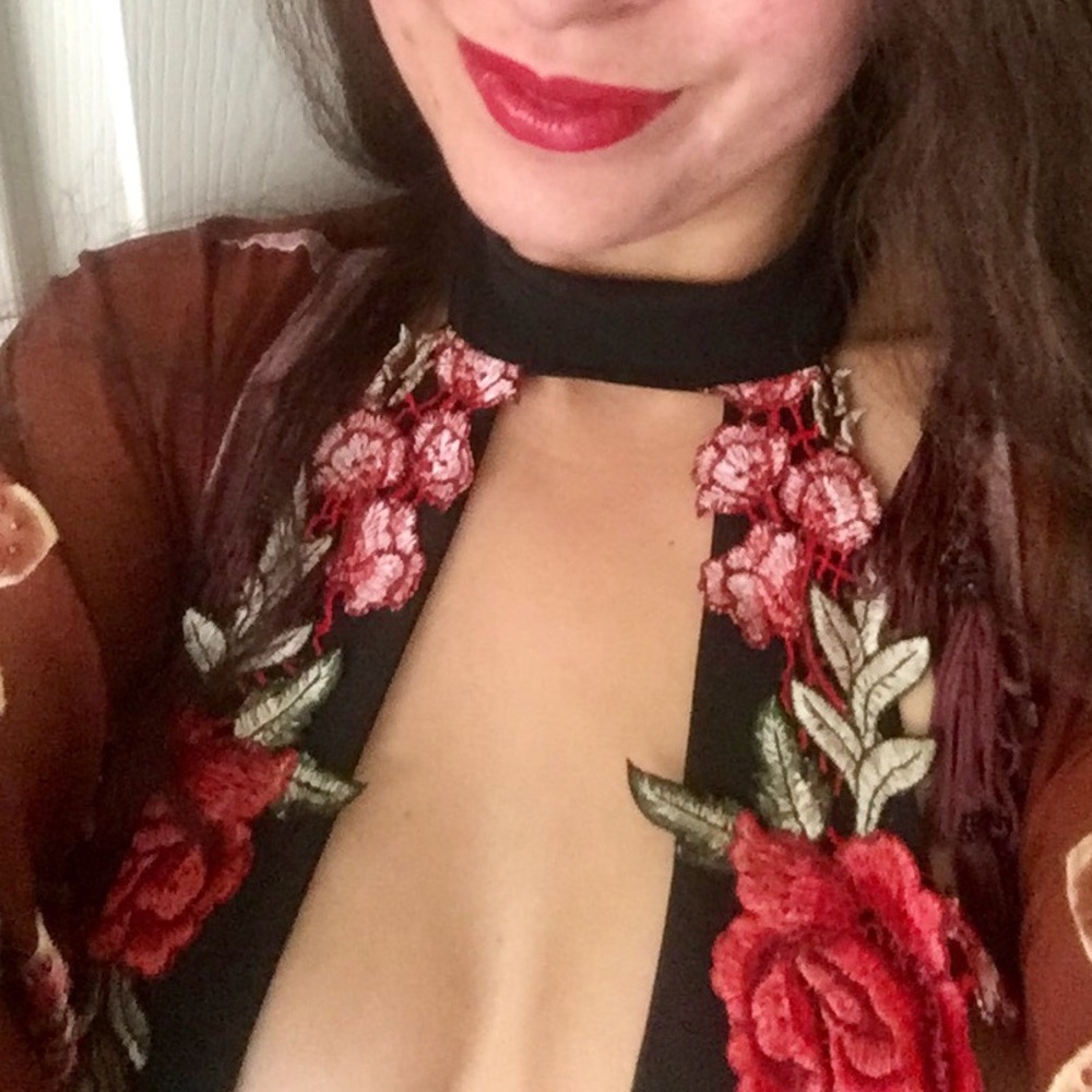 Sexy rose appliqué bodysuit